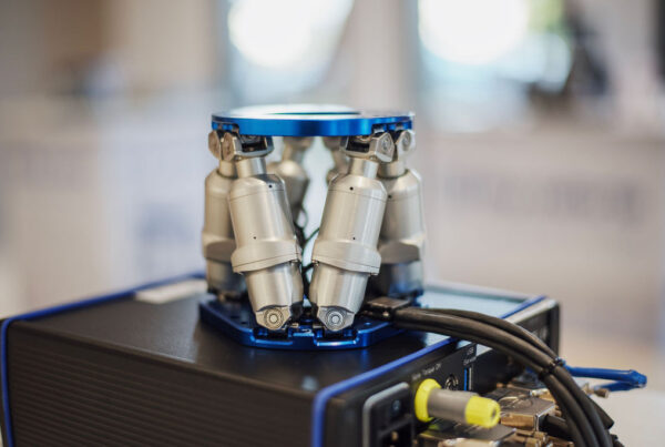 Precision positioning hexapod with its motion controller